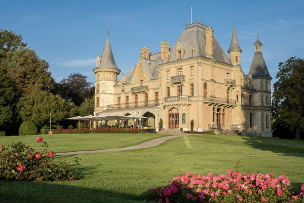 Fairytale style romance can still be found in Switzerland at the Schadau Castle where couple still swoon in each others arms.
