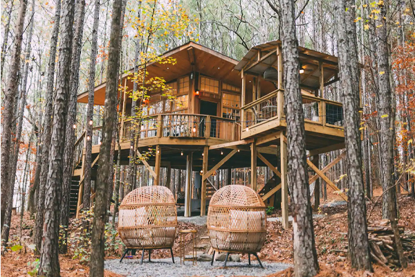 In Alabama sits a romantic hideaway in the woods in the form of the Firefly Treehouse. A real couples respite in nature.